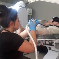 Podolog w rękawiczkach wykonujący zabieg w profesjonalnym gabinecie medycznym, prezentacja standardów higieny i bezpieczeństwa